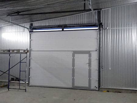 Секционные ворота с калиткой Doorhan RSD02 2800х2300